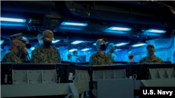 美国海军人员遥控操作无人驾驶装备（美国太平洋舰队照片）