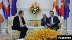 លោក ហ៊ុន សែន ជួប​ជាមួយ​នឹង​លោក George Edgar (ឆ្វេង) ដែល​ជា​ឯក​អគ្គរដ្ឋ​ទូត​សហភាព​អឺរ៉ុប​ដែល​ផុត​អាណត្តិ ភ្នំពេញ ថ្ងៃ​ទី​១៩ ខែសីហា ឆ្នាំ២០១៩៕ (រូបថត​ដកស្រង់​ពី​ទំព័រ​ហ្វេសប៊ុក​ផ្លូវការ​របស់​លោក ហ៊ុន សែន)