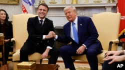 Predsjednik Donald Trump, desno, sastaje se s francuskim predsjednikom Emmanuelom Macronom u Ovalnoj kancelariji Bijele kuće u Washingtonu, 24. februara 2025.