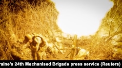 Фото для ілюстрації: український військовий проводить постріл по російських військах, листопад 2024 року