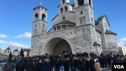 Arhiva - Nekoliko stotina osoba okupilo se ispred Sabornog Hrama vaskrsenja Hristovog u Podgorici, noseći crkvene i srpske zastave, Crna Gora, 26. decembra 2019. (Foto: Predrag Milić, VoA)