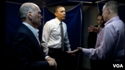 El presidente Obama discute en un aparte con sus asesores la situación en Libia.