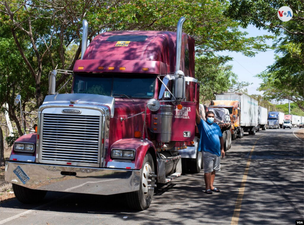 A pesar de los días de espera, este transportista confía en que aparecerá una pronta solución. 