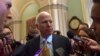 Le sénateur de l'Arizona, John McCain, entouré par les journalistes au Capitole, Washington, le 31 octobre 2017 