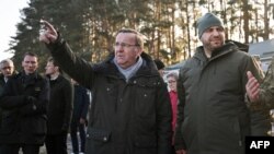 Міністр оборони Німеччини Борис Пісторіус та міністр оборони України Рустем Умєров, Київщина, 21 листопада 2023. Photo by INA FASSBENDER / AFP