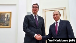 Predsednici Rusije i Srbije Vladimir Putin i Aleksandar Vučić rukuju se tokom susreta u Moskvi, 2. oktobra 2018. 