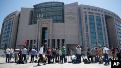 Arşîv: Hejmarek rojnamevan û karmendên mediyayê li hember dadgeh Stenbulê 3ê Tîrmehê, 2020, 