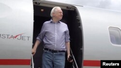 Themeluesi i WikiLeaks Julian Assange duke zbritur nga avioni në aeroportin Don Mueang në Bangkok.
