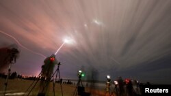 Люди наблюдают, как ракета Blue Origin New Glenn совершает свой первый запуск на мысе Канаверал, штат Флорида, США, 16 января 2025 года