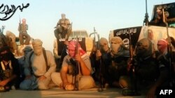 جہادی گروپ اسلامک اسٹیٹ آف عراق اینڈ دی لیونٹ [ISIL] کی طرف سے 8 جون 2014 کو اپ لوڈ کی گئی ایک پروپیگنڈہ ویڈیو سے لی گئی ایک تصویر میں مبینہ طور پر داعش کے عسکریت پسند عراق کے شہر تکریت کے قریب جمع ہوتے دکھائے گئے ہیں۔ فائل فوٹو