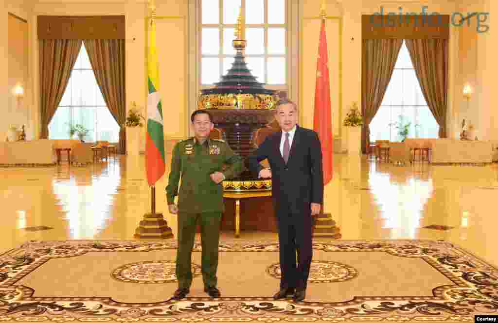 တရုတ်နိုင်ငံခြားရေးဝန်ကြီး Wang Yi နဲ့ တပ်မတော်ကာကွယ်ရေးဦးစီးချုပ် ဗိုလ်ချုပ်မှူးကြီး မင်းအောင်လှိုင်တို့ နေပြည်တော်မှာ တွေ့ဆုံခဲ့တဲ့ မြင်ကွင်း။ (ဓာတ်ပုံ - တပ်မတော်သတင်းမှန် ပြန်ကြားရေးအဖွဲ့ - ဇန်နဝါရီ ၁၂၊ ၂၀၂၁)