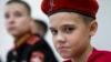 Британська розвідка повідомляє, що «Група Вагнера» вербує молодь у спортивних центрах по всій Росії та у московських школах. Архівне фото, 28 жовтня 2016 року. Даниїл Якупов, 11 років, у центрі вербування до «Юнармії», яка готує молодь до війська. Єкатеринбург, Росія (AP Photo)