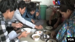 កម្មករ​កាត់​ដេរ​កម្ពុជា​រស់​នៅ​ជុំ​គ្នា​ក្នុង​ផ្ទះ​តូចៗ​ដើម្បី​សន្សំ​សំចៃ​​និង​​អាច​ទ្រទ្រង់​ជីវភាព​បាន។