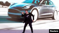 特斯拉創辦人馬斯克在上海的一次特斯拉電動車的銷售活動上。（2020年1月7日）
