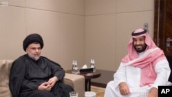 مقتدی صدر، روحانی شیعه عراقی در کنار محمد بن سلمان، ولیعهد عربستان - ۳۰ ژوئیه ۲۰۱۷ جده