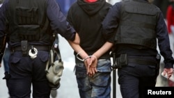 Dîmeneke dema polîsên Tirk li Stenbolê xwepêşanderekî desteser dikin (Arşîv ) 