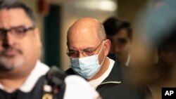 Allen Weisselberg, exejecutivo del imperio de bienes raíces de Donald Trump, llega al tribunal en Nueva York, el miércoles 10 de abril de 2024.
