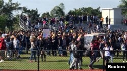 Учні середньої школи в Паркленді (Флорида) протестують проти насильства з використанням зброї 