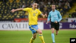 Zlatan Ibrahimovic (jaune) lors du match Suède-République tchèque, mardi 29 mars, 2016. (Fredrik Sandberg/TT News Agency via AP)