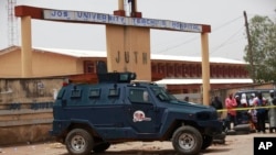 Un véhicule blindé de police est stationné devant l'hôpital universitaire de Jos, au Nigeria, le 21 mai 2014. 