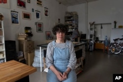 ینیا پولوسینا هنرمند اوکراینی در استودیوی خود در شهر ‌کی‌یف - ۳۰ آوریل ۲۰۲۳