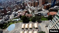 Tiendas de campaña frente al hospital militar en Bogotá siguen en construcción para atender a víctimas del coronavirus. Marzo 22 de 2020.