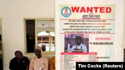 Une affiche publicitaire promet une récompense pour la capture du leader de Boko Haram, Abubakar Shekau, au village de Baga, à la périphérie de Maiduguri, dans l'État de Borno, au nord-est du Nigeria, le 13 mai 2013.