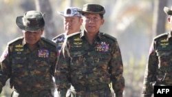 រូបឯកសារ៖ អគ្គមេបញ្ជាការយោធាមីយ៉ាន់ម៉ាលោក Ming Aung Hlaing (កណ្តាល) ចូលរួមពិធីសមយុទ្ធយោ នៅតំបន់ដីសណ្តរ Ayeyarwaddy ប្រទេសមីយ៉ាន់ម៉ា កាលពីថ្ងៃទី ៣ ខែកុម្ភៈ ឆ្នាំ២០២១។ 