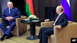 Ruski predsednik Vladimir Putin i predsednik Belorusije Aleksandar Lukašenko razgovaraju u crnomorskom odmaralištu Sočiju, Rusija, 28. maja 2021.