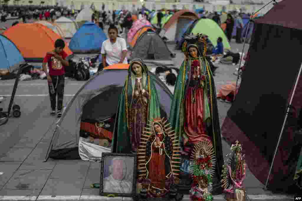 En las faldas del cerro del Tepeyac, donde se le apareció al campesino Juan Diego un 12 de diciembre de 1531, se levanta la Basílica a la que miles llegan para conmemorar su día.