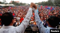 គណបក្ស​សង្គ្រោះ​ជាតិ​ដឹក​នាំ​ដោយ​លោក​ សម រង្ស៊ី​ និង​ លោក​ កឹម សុខា​បាន​ចាប់​ផ្តើម​ដឹកនាំ​ធ្វើ​មហាបាតុកម្ម​ជាថ្មី​ម្តង​ទៀត​ដោយ​គ្មាន​កាល​កំណត់​ដើម្បី​ទាមទារ​ឱ្យ​​បោះ​ឆ្នោត​ឡើង​វិញ​។​