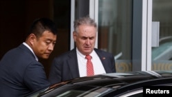 澳大利亞貿易與旅遊部長唐·法雷爾（Don Farrell）週四抵達北京機場後，乘車前去與中國商務部部長王文濤舉行會談。2023年5月11日。