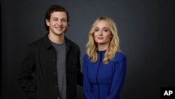 Tye Sheridan y Sophie Turner, actores de la película "Dark Phoenix," posan ante las cámaras en el Centro de Convenciones de Anaheim, cerca de Los Angeles, California. 29/3/19. Foto: Chris Pizzello.