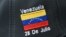 Vista de una gorra con un bordado relacionado con las elecciones durante la verificación del funcionamiento de las máquinas electorales que se utilizarán en las próximas elecciones presidenciales en Venezuela. 