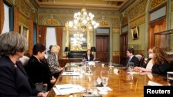 La vicepresidenta Kamala Harris preside una mesa redonda en la que participan diversos representantes de la diáspora guatemalteca, en el Edificio de Oficinas Eisenhower, de la Casa Blanca, el 19 de mayo de 2021.