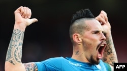 Le milieu de terrain slovaque de Naples, Marek Hamsik, célèbre un but lors du match entre le Naples et l'UC Sampdoria, au stade San Paolo de Naples, le 23 décembre 2017.