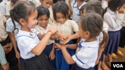 រូបឯកសារ៖ សិស្ស​ជនជាតិ​ដើម​ភាគតិច​នៃ​សាលា​សហគមន៍​ឈ្មោះ​ថា «សាលា​បឋម​សិក្សា​យឺន​ចាស់» កំពុង​លេង​ល្បែង​កំសាន្ត​បែប​កុមារ ក្នុង​ភូមិយឺន ឃុំកក់ ស្រុក​បរកែវ ខេត្តរតនគិរី កាលពី​ថ្ងៃ​ទី១២ ខែធ្នូ ឆ្នាំ២០១៧។ (VOA)