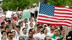 La mayoría de emigrantes latinoamericanos eligen Estados Unidos como primer destino.
