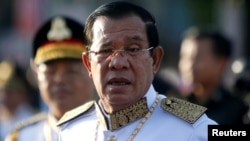 រូបឯកសារ៖ លោកនាយករដ្ឋមន្រ្តីហ៊ុនសែនមកដល់វិមានឯករាជ្យដើម្បីចូលរួមអបអរសាទរខួបលើកទី ៦៥ នៃឯករាជ្យភាពពីប្រទេសបារាំងនៅទីក្រុងភ្នំពេញ ថ្ងៃទី ៩ ខែវិច្ឆិកាឆ្នាំ ២០១៨ ។​ (REUTERS/Samrang Pring)