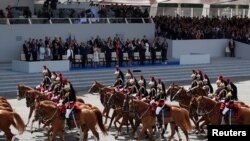 Парад у Парижі (архівне фото)