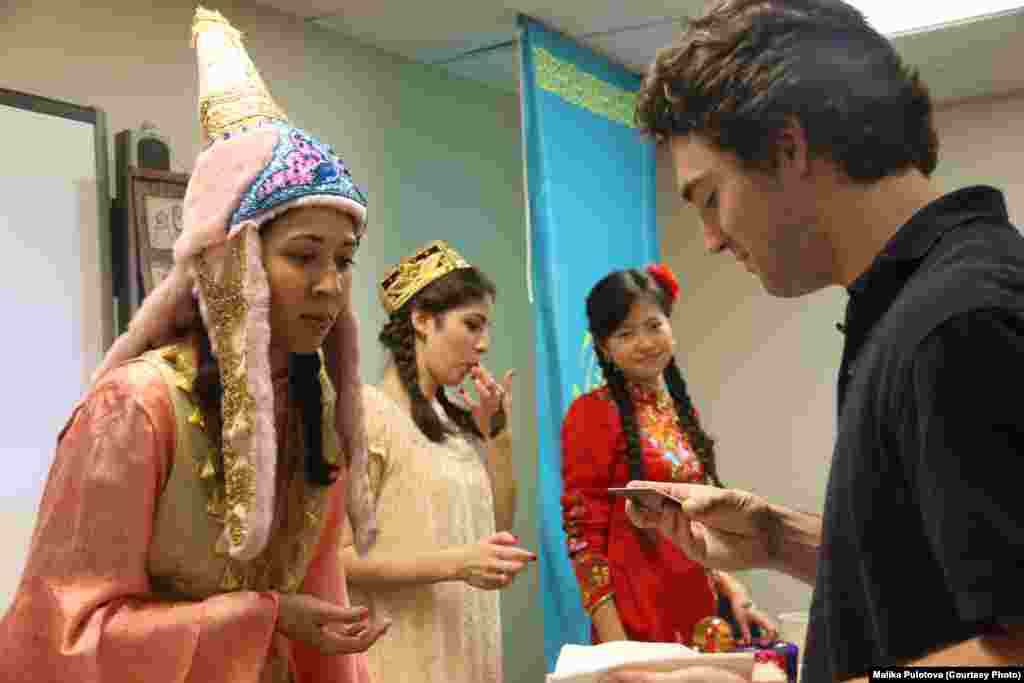 "Amerika Ovozi"da amaliyot o'tayotgan Malika Pulotova Qozog'istondan. Vashington markazi, amaliyot va seminar dasturi (The Washington Center for Academic Internships and Seminars) qatnashchisi; AQSh Markaziy Osiyo ta'lim jamg'armasidan (United States Central Asian Education Foundation) stipendiya yutib Qo'shma Shtatlarga kelgan. Qozog'iston Menejment, iqtisod va strategik tadqiqotlar institutini tamomlagan.