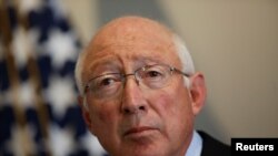 El embajador de Estados Unidos en México, Ken Salazar, asiste a una conferencia de prensa en la Ciudad de México, México, el 9 de noviembre de 2021.