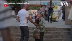 Американець дарував квіти бабусям у Києві і пропонує заснувати День бабусь. Відео