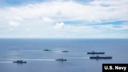 美國海軍的尼米茲號和里根號航空母艦組成的雙航母戰鬥群7月6日在南中國海航行。 （美國海軍提供）