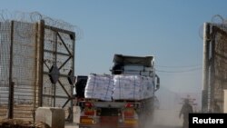 Lori lililobeba misaada kuelekea Ukanda wa Gaza kwenye mpaka wa Kerem Shalom kusini mwa Israel, Nov. 11, 2024.