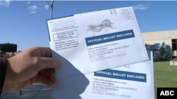 Los demócratas están usando más la opción de votar por correo que los republicanos.