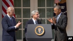 Le juge Merrick Garland aux côtés du président Barack Obama et du vice-président Joe Biden, dans le Rose Garden de la Maison Blanche, à Washington, le mercredi 16 mars 2016, alors que M. Obama présentait le juge comme son choix pour occuper le neuvième siège vacant à la Cour suprême. (AP Photo / Pablo Martinez Monsivais)