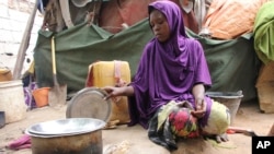 Msichana mkimbizi, raia wa Somalia akitayarisha chakula nje ya hema mjini Mogadishu, Somalia Sept 20, 2016