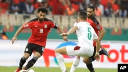 Mchezaji wa Misri Mohamed Salah, KUSHOTO, kwenye mechi ya awali.