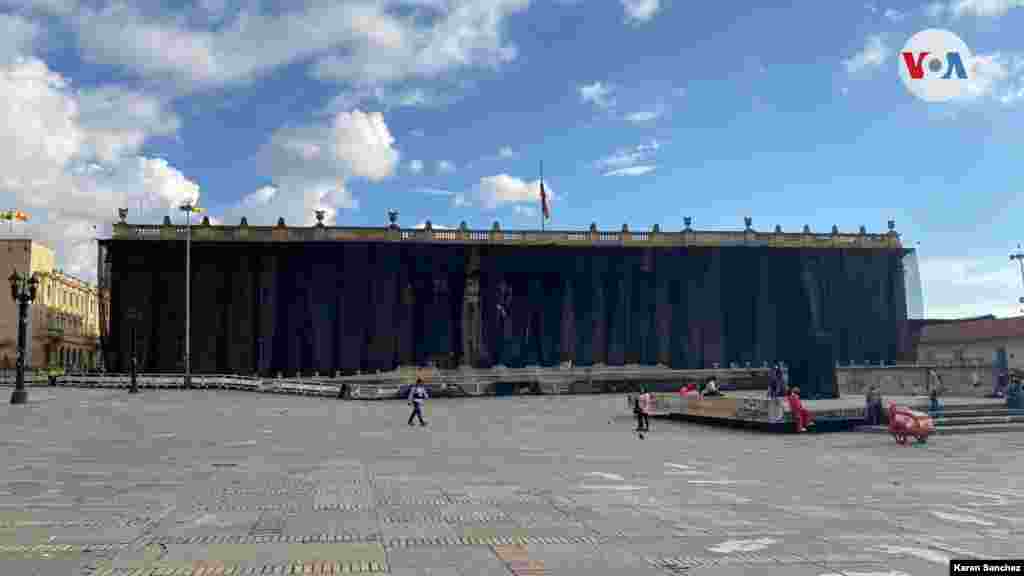 La Plaza de Bolívar -un punto frecuente de reunión de los manifestantes en Colombia- y sus alrededores, en calma durante la tarde del viernes. [Foto Karen Sánchez/VOA]. 